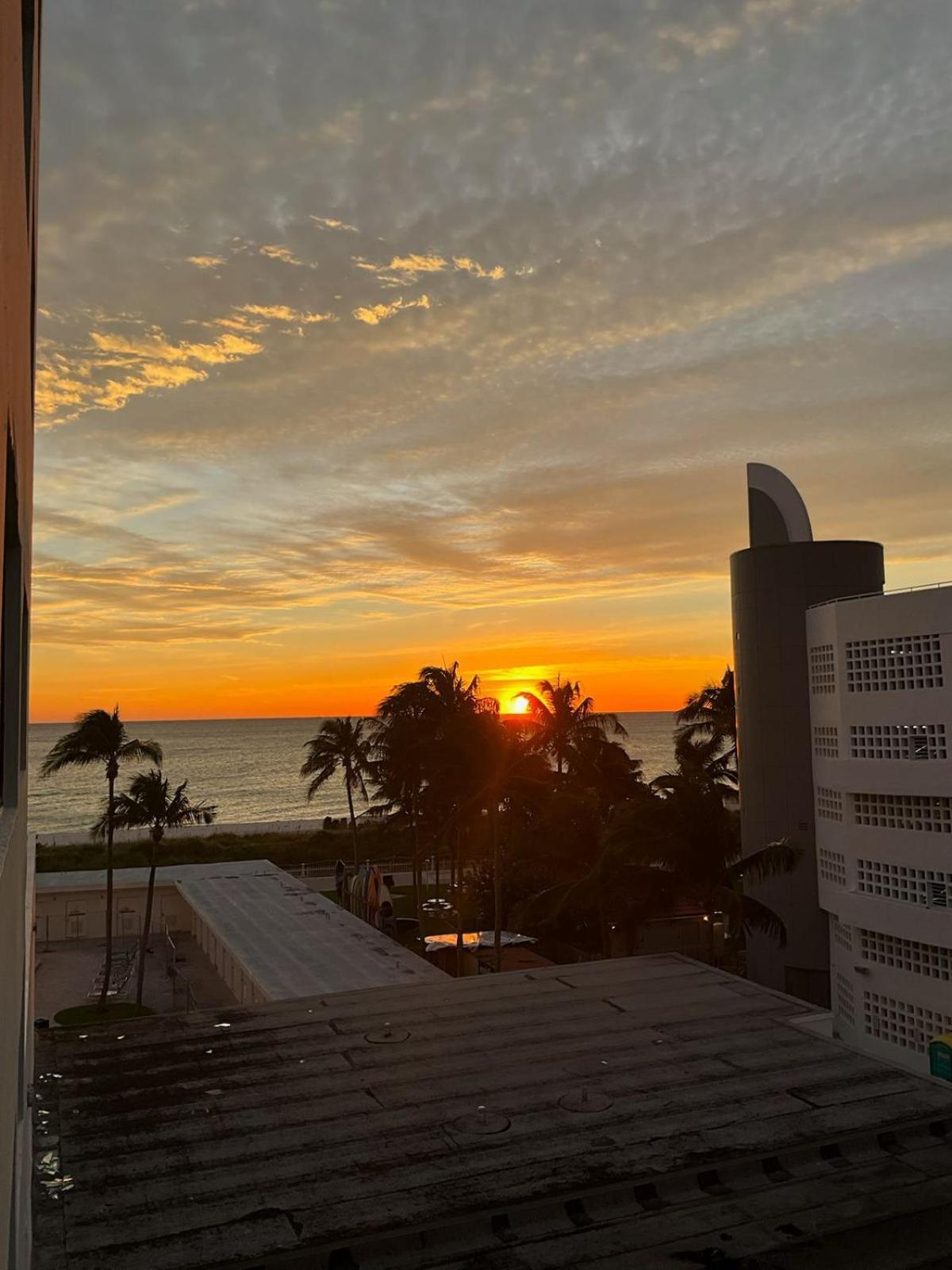 Beautiful Studio In A Seafront Condo マイアミビーチ エクステリア 写真